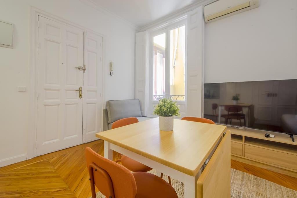 Petite E Chic Loft Para 3 En El Corazon De Madrid Buitenkant foto