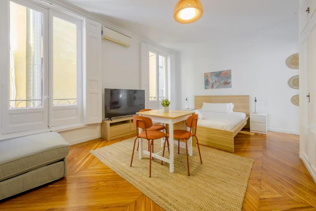 Petite E Chic Loft Para 3 En El Corazon De Madrid Buitenkant foto