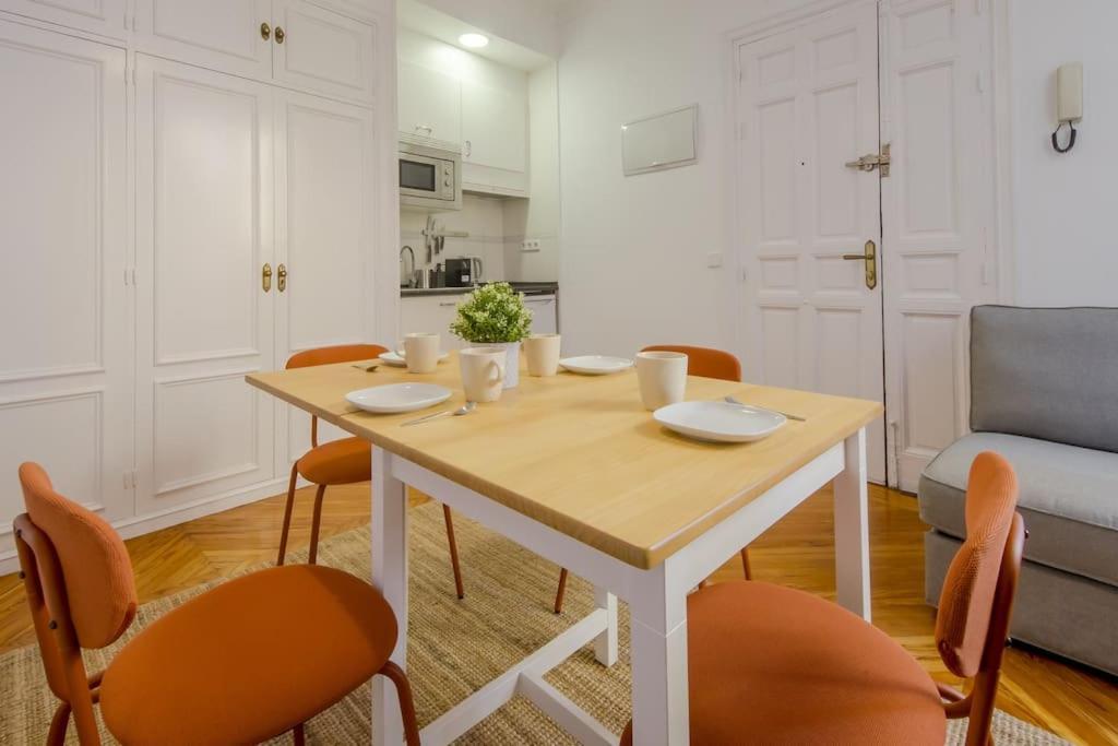 Petite E Chic Loft Para 3 En El Corazon De Madrid Buitenkant foto