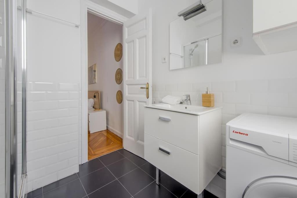 Petite E Chic Loft Para 3 En El Corazon De Madrid Buitenkant foto